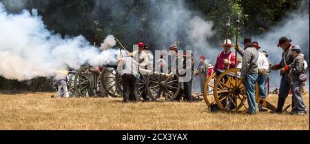 Duncan Mühlen, Calif - Juli 14, 2012: Männer Brand canon während des Bürgerkriegs Reenactment Stockfoto