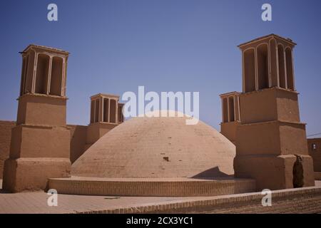 Ein ab anbar, mit Kuppel und Windfänger, Yazd, Iran. Traditionelles Reservoir oder Zisterne von Trinkwasser in der iranischen Antike. Stockfoto