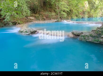 Kleine Wasserfälle produzierten elsa Fluss im colle di val d'elsa River Park toskana italien Stockfoto