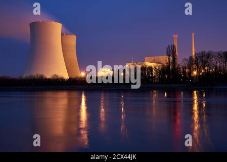 Kernkraftwerk Philippsburg in Deutschland mit zwei Kühlanlagen Türme in Betrieb Stockfoto