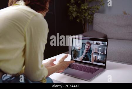 Frau mit Laptop-Videoanruf Stockfoto