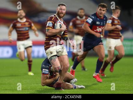 Chris McQueen von Huddersfield Giants wird von Hull KR Kane Linnet (unten) während des Betfred Super League-Spiels im John Smith's Stadium, Huddersfield, angegangen. Stockfoto