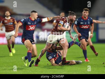 Chris McQueen von Huddersfield Giants wird von Nick Rawsthorne von Hull KR (links) und Kane Linnet während des Betfred Super League-Spiels im John Smith's Stadium, Huddersfield, angegangen. Stockfoto