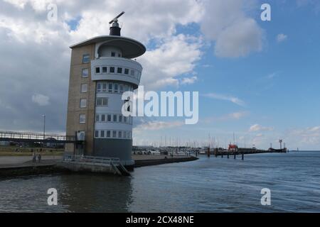 Radarturm an der Uferpromenade von Cuxhaven, an der Nordsee. Es wurde 1960 eröffnet und ist 34 m hoch. Norddeutschland, Europa.