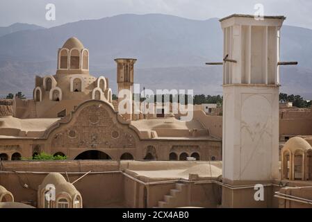 Kunstvolle Dacharchitektur der Borujerdi historischen Hausfassade und Tabatabaei Hausdach in Kashan, Iran. Stockfoto