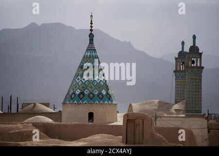 Blick auf die alten Teile von Kashan vom Dach aus. Isfahan Provinz, Iran. Emamzadeh Abu Lolo-Schrein. Stockfoto