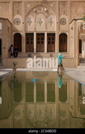 Kunstvolle Architektur des historischen Hauses Borujerdi, Kashan, Iran. Das Haus wurde 1857 vom Architekten Ustad Ali Maryam für die Frau von Seyyed Mehdi Borujerdi, einem wohlhabenden Kaufmann, erbaut. Stockfoto