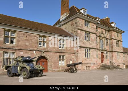 Monmouth, Wales - Oktober 2017: Fuchspanzer vor dem Monmouth Regimental Museum des Regiments der britischen Territorialarmee Stockfoto