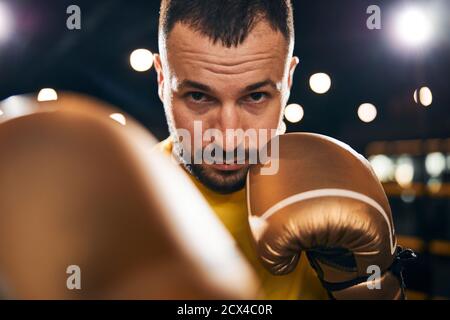 Entschlossener Sportler trifft jemanden mit einem gut platzierten Schlag Stockfoto