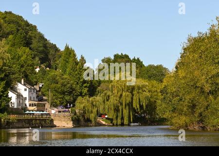 Symonds, Yat, England - September 2020: Blick auf den Fluss Wye in Symonds Yat. Auf der linken Seite befindet sich das Old Ferry Inn, Stockfoto