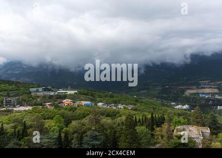 Jalta Krim aus der Vogelperspektive 03. Mai 2020. South Coast Highway. Stadtlandschaft. Reise nach Krim. Das Juwel des Feiertages in Krim. Städtische Landschaft Stockfoto
