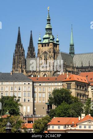 PRAG, TSCHECHISCHE REPUBLIK - JULI 2018: Weitwinkelansicht des St. Vitas Doms mit Gebäuden der Prager Burg im Vordergrund. Stockfoto