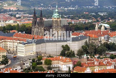 PRAG, TSCHECHISCHE REPUBLIK - JULI 2018: Luftaufnahme der Prager Burg und der St. Vitas Kathedrale in Prag von der Aussichtsplattform des Petrin Turms Stockfoto