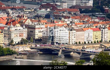 PRAG, TSCHECHISCHE REPUBLIK - JULI 2018: Luftaufnahme des Nationalen-Nederlanden-Gebäudes in Prag, das auch als "Tanzendes Haus" bekannt ist Stockfoto