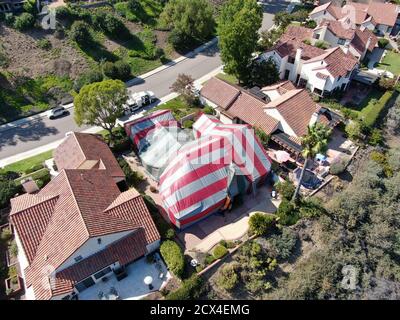 Luftaufnahme der Wohnvilla mit einem roten Zelt bedeckt, während für Termiten, Rancho Bernardo California, USA begast. September 2020 Stockfoto