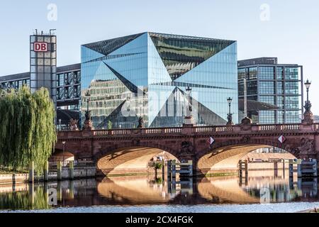 Blick auf den Kubus mit der Brücke im Vordergrund Und der Hauptbahnhof im Hintergrund Stockfoto