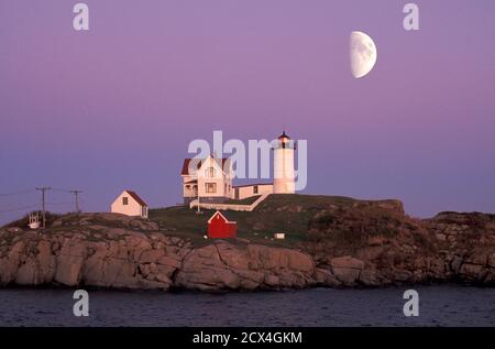 Halbmond am Nubble Light am Cape Neddick, Lighthouse, York, Maine, USA Stockfoto