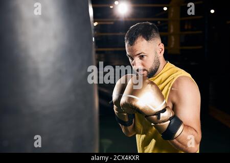 Boxer trainiert mit schwerem Boxsack Stockfoto