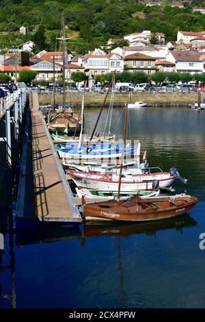 Muros, Spanien. Juni 18, 2020. Hafen- und Küstendorf mit traditionellen galizischen Fischerbooten und Segelbooten im berühmten Rias Baixas in Galicien. Stockfoto