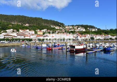 Muros, Spanien. Juni 18, 2020. Hafen- und Küstendorf mit galizischen Fischerbooten und Segelbooten im berühmten Rias Baixas in der Region Galicien. Stockfoto