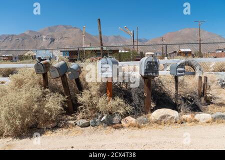 Alte Postfächer in der kalifornischen Wüste bei Ridgecrest, USA. September 2020 Stockfoto