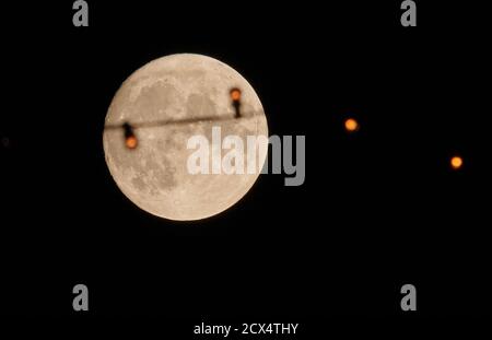 Berlin, Deutschland. September 2020. Der Mond steigt über der Terrasse des Soho House Berlin auf. Er befindet sich in der Phase der zunehmenden Sichel. Etwa 98.95% davon sind sichtbar. Am 1.10.2020 ist Vollmond. Quelle: Annette Riedl/dpa/Alamy Live News Stockfoto