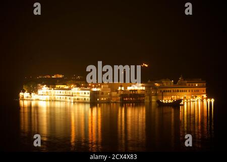 Nachtaufnahme des Lake Palace, früher bekannt als Jag Niwas am Lake Pichola, Udaipur, Rajasthan, Indien Stockfoto