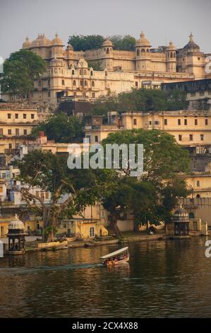 Der City Palace dominiert die Skyline. Lake Pichola, Udaipur, Rajasthan, Indien Stockfoto