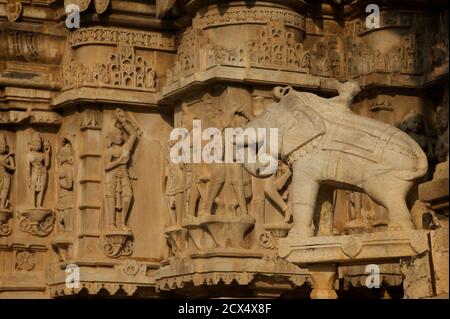 Reich verzierte Steinbildhauen, Jagdish Tempel, Udaipur, Rajasthan, Indien Stockfoto