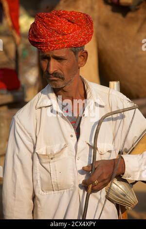 Rajasthani Musiker mit bunten Turban, Pushkar, Rajasthan, Indien. Instrument ist ein Ravanahatha. 1.Turbans in Rajasthan getragen werden als die Pagari bezeichnet. Sie variieren in Stil, Farbe und Größe. Sie zeigen auch die soziale Klasse, die Kaste, die Region und den Anlass an, für den sie getragen wird. 2.die Ravanhattha ist der älteste erhaltene Ahnherr der Geigenfamilie Stockfoto