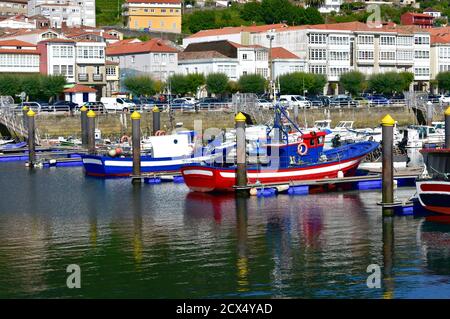 Muros, Spanien. Juni 18, 2020. Hafen- und Küstendorf mit galizischen Fischerbooten und Segelbooten im berühmten Rias Baixas in der Region Galicien. Stockfoto