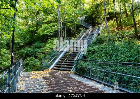 Chedoke Treppe in Hamilton Ontario zu Beginn des Herbstes, in der Regel verwendet, um zu trainieren. Stockfoto