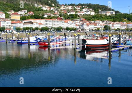 Muros, Spanien. Juni 18, 2020. Hafen- und Küstendorf mit galizischen Fischerbooten und Segelbooten im berühmten Rias Baixas in der Region Galicien. Stockfoto