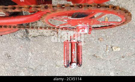 Retro Vintage rot Fahrrad Nahaufnahme. Ein altes charmantes Konzept eines klassischen verlassenen Fahrrad Stockfoto
