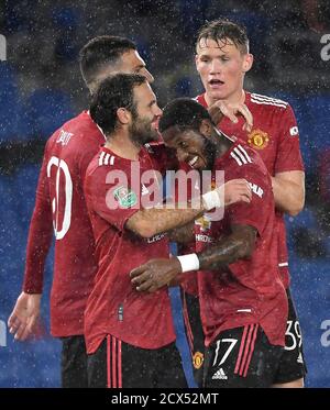 Juan Mata von Manchester United (2. Links) feiert mit seinen Teamkollegen, nachdem er beim vierten Carabao Cup-Spiel im AMEX Stadium in Brighton das zweite Tor seiner Mannschaft erzielt hat. Stockfoto