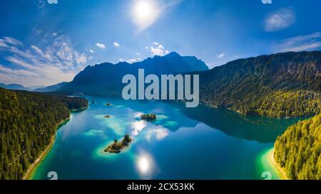 Luftaufnahme des Eibsees mit Zugspitze im Hintergrund Stockfoto