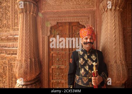 Rajasthani Portier in Laxmi Niwas Palace Heritage Hotel, Bikaner, Rajasthan, Indien Stockfoto