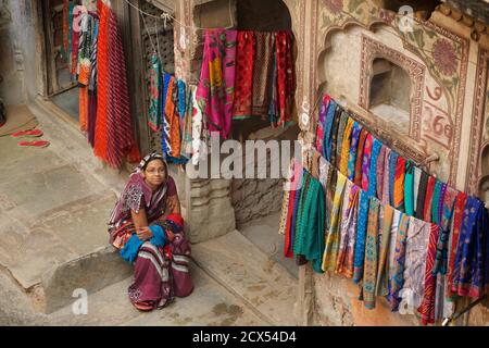 Indische Frau verkauft Textilien in einem haveli, Mandawa, Shekawati Region, Rajasthan Indien Stockfoto
