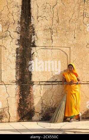 Indische Frau mit Besen am Amber Fort, Amer, Jaipur, Rajasthan, Indien Stockfoto