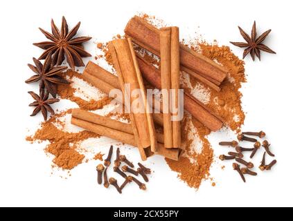 Zusammensetzung mit Gewürzen, Zimtstangen und Pulver, getrockneten Nelken und Sternanis. Draufsicht Stockfoto