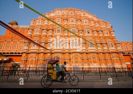 Rikscha. Palast der Winde, Hawa Mahal, Jaipur, Rajasthan, Indien Stockfoto