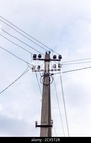 Elektrische Pole und Drähte gegen den Himmel Stockfoto