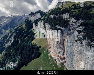 Drohnenfoto des Berggasthauses Aescher in den Schweizer Alpen Stockfoto