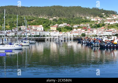 Muros, Spanien. Juni 18, 2020. Hafen- und Küstendorf mit galizischen Fischerbooten und Segelbooten im berühmten Rias Baixas in der Region Galicien. Stockfoto