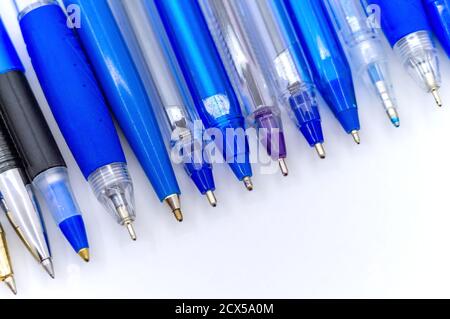 Viele blaue Kugelschreiber auf weißem Hintergrund, mehrfarbige Kugelschreiber Stockfoto