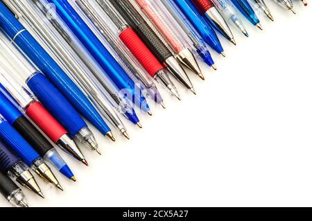 Viele blaue Kugelschreiber, mehrfarbige Kugelschreiber auf weißem Hintergrund Stockfoto
