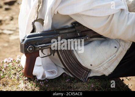 Kalshnikov automatische Gewehr von einem Simien Nationalpark Wache gehalten. Äthiopien Stockfoto