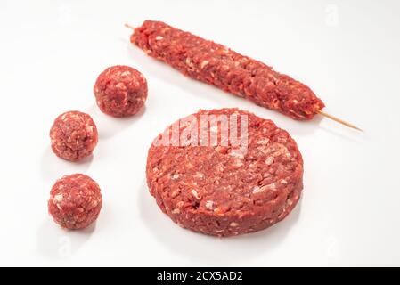 Nahaufnahme von rohen Fleischbällchen, Patty und Kebab auf weißem Hintergrund Stockfoto
