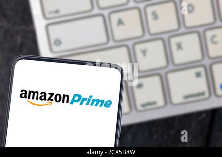 WETZLAR, DEUTSCHLAND, 2019-02-08 AMAZON PRIME LOGO auf einem Smartphone. Amazon Prime Video ist eine Online-Videobibliothek und ein Video-on-Demand-Service von Amazon Stockfoto