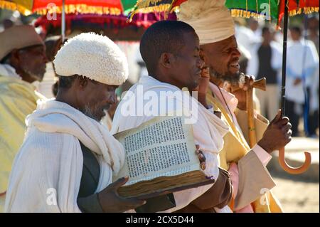 Äthiopische Priester, die an einer Beerdigung in ihren liturgischen Gewändern teilnehmen. Lesen aus der bibel. Axum, Tigray, Äthiopien Stockfoto